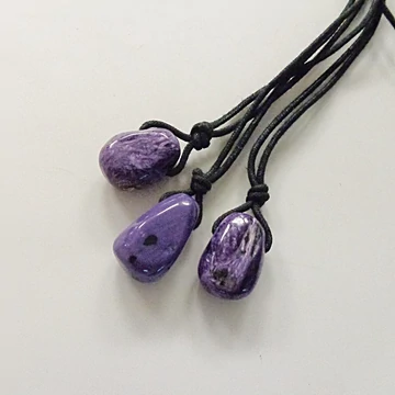 Csaroit átfúrt medál erős viaszolt pamutszálon 50 cm