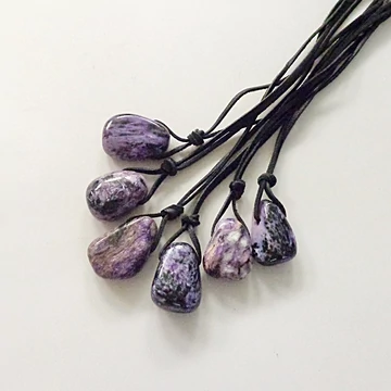 Csaroit átfúrt medál  bőrszálon 50 cm