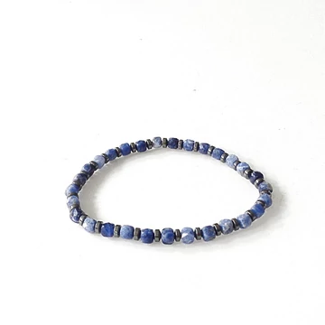 Szodalit fazettált kocka karkötő hematit koronggal 4 mm Szodalit fazettált kocka karkötő hematit koronggal 4 mm