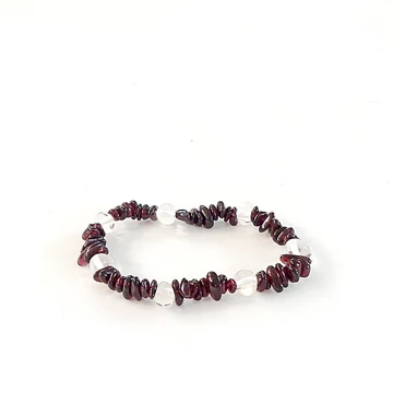 Gránát -  hegyikristály szemcsés karkötő