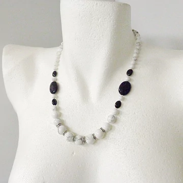 Howlit nyaklánc ovális ónix formákkal Howlit nyaklánc ovális ónix formákkal