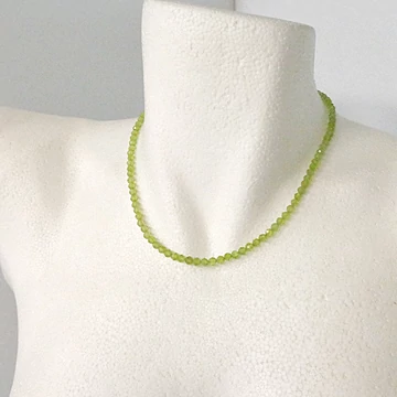Krizolit (peridot, olivin) fazettált lánc 4 mm 42 cm Krizolit (peridot, olivin) fazettált lánc 4 mm 42 cm
