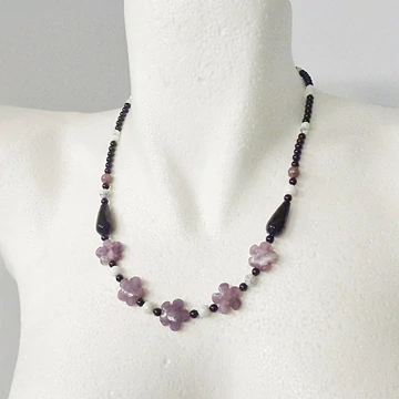 Ónix - lepidolit - howlit virágos lánc