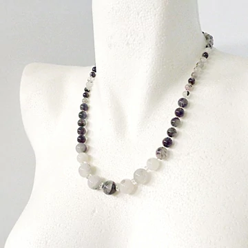 Turmalinkvarc növekvő lánc hegyi koronggal