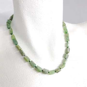 Egyedi zöld kianit hasáb nyaklánc 46 cm