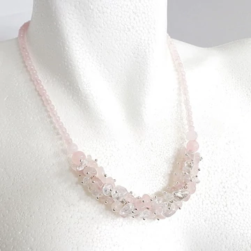 Rózsakvarc - hegyikristály nyaklánc szemcsével díszítve Rózsakvarc - hegyikristály nyaklánc szemcsével díszítve