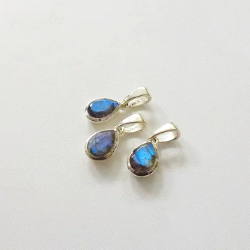 Labradorit kicsi fazettált csepp medál ezüst foglalatban Labradorit kicsi fazettált csepp medál ezüst foglalatban