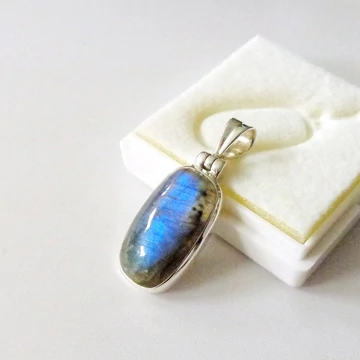 Labradorit szögletes egyedi medál ezüst foglalatban Labradorit szögletes egyedi medál ezüst foglalatban