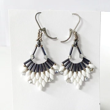 Flabellum  fülbevaló fehér - hematit színű