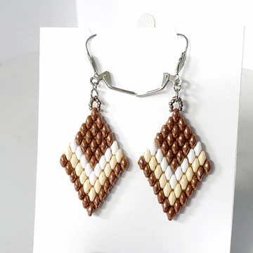 Rombusz  fülbevaló barna - drapp színű