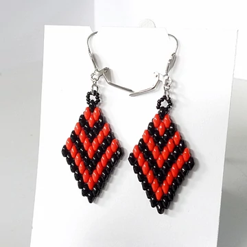 Rombusz fülbevaló piros-fekete