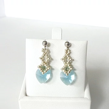 Swarovski szíves fülbevaló rövid világoskék