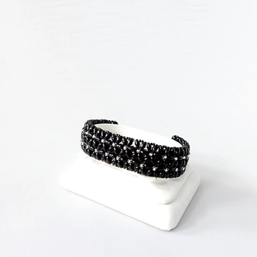 Fekete kisvirágos karkötő