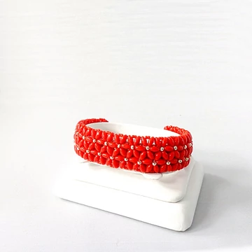 Piros kisvirágos karkötő