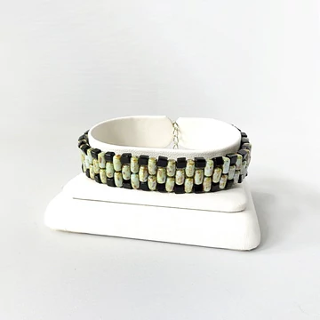 Rullás zöldes-barnás színű karkötő