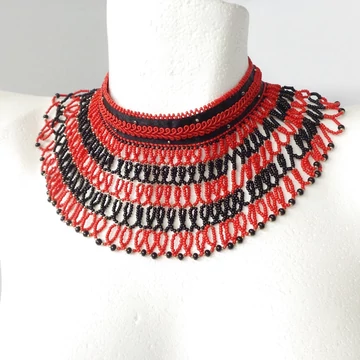 Sárközi csavart csipke, pikós nyakpánttal