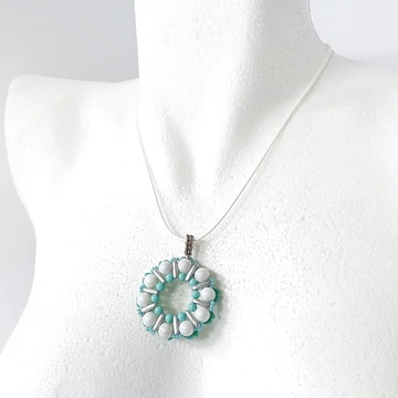 Eclipse medál  fehér - türkiz 45 cm fehér viaszolt szálon