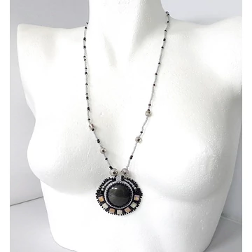 Egyedi obszidián gyöngyhímzett medál belebújós láncon