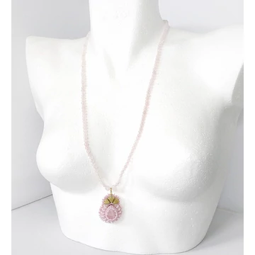 Egyedi belebújós rózsakvarc lánc gyöngyhímzett medállal.