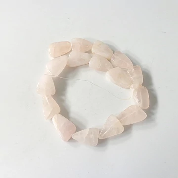 Rózsakvarcszabálytalan háromszög 25 x 18 mm