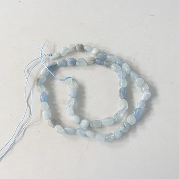 Akvamarin nugget szál