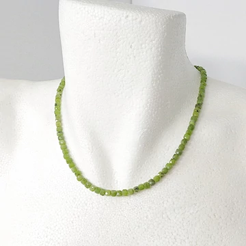 Kanadai jáde extra fazettált kocka lánc 4 mm 42 cm Kanadai jáde extra fazettált kocka lánc 4 mm 42 cm