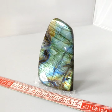 Labradorit egyedi talpas kő 15500