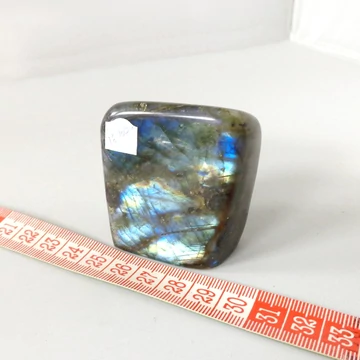 Labradorit egyedi talpas kő 16100