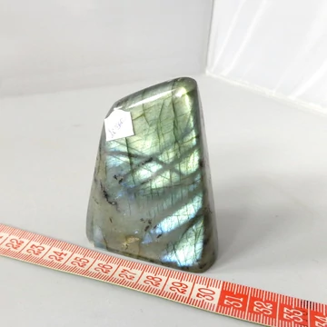 Labradorit egyedi talpas kő 20300
