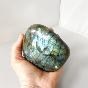 Labradorit egyedi talpas kő 26201