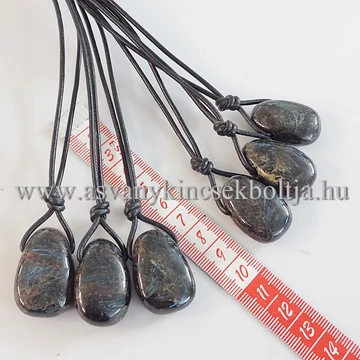 Asztrofillit fúrt medál 50 cm erős hengerbőrön Asztrofillit fúrt medál 50 cm erős hengerbőrön
