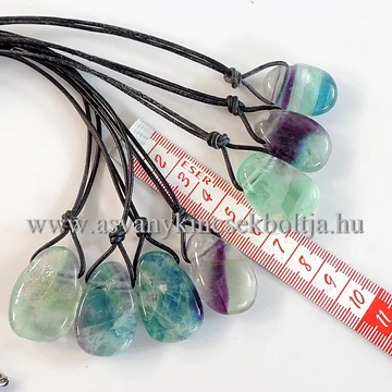 Fluorit fúrt medál 50 cm erős hengerbőrön Fluorit fúrt medál 50 cm erős hengerbőrön