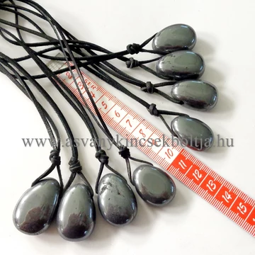 Hematit fúrt medál 50 cm bőrszálon Hematit fúrt medál 50 cm bőrszálon
