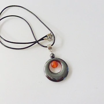 Hematit-karneol kerek medál 45 cm viaszolt szálon Hematit-karneol kerek medál 45 cm viaszolt szálon
