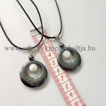 Hematit-fehér holdkő kerek medál 45 cm viaszolt szálon Hematit-fehér holdkő kerek medál 45 cm viaszolt szálon