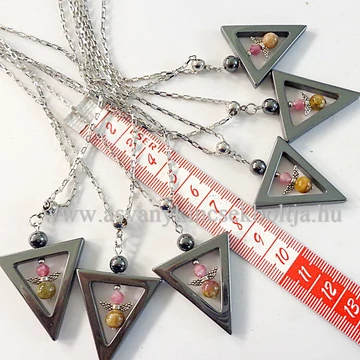 Hematit háromszögben színes turmalin angyalka 45 cm nemesacél láncon Hematit háromszögben színes turmalin angyalka 45 cm nemesacél láncon