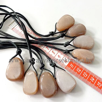 Barna holdkő fúrt medál 50 cm bőrszálon