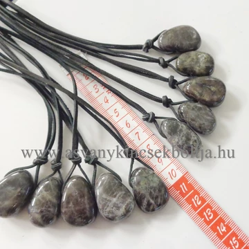 Fekete holdkő fúrt medál 50 cm bőrszálon