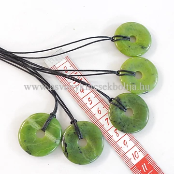 Kanadai jáde kerek donut medál 50 cm viaszolt szálon Kanadai jáde kerek donut medál 50 cm viaszolt szálon