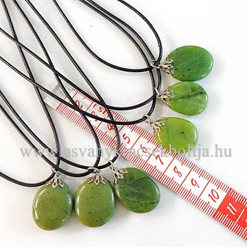 Kanadai jáde lapos medál 45 cm viaszolt szálon Kanadai jáde lapos medál 45 cm viaszolt szálon