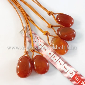 Karneol fúrt medál 50 cm bőrszálon