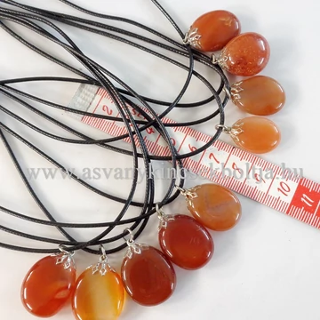 Karneol lapos medál 45 cm viaszolt szálon