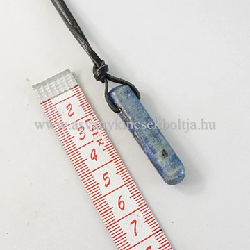 Kianit fúrt medál 50 cm bőrszálon