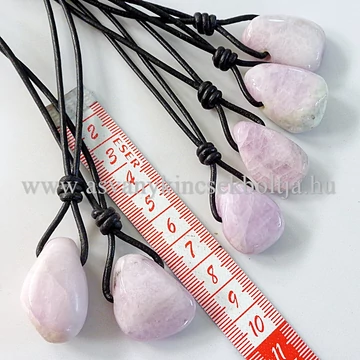 Kunzit fúrt medál 50 cm erős hengerbőrön Kunzit fúrt medál 50 cm erős hengerbőrön