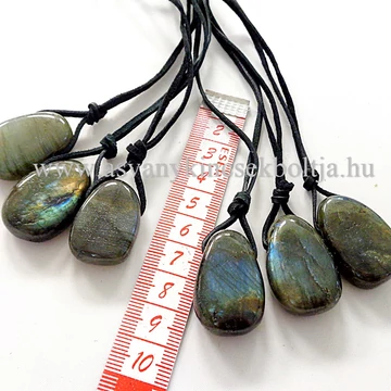 Labradorit fúrt medál 45 cm bőrszálon Labradorit fúrt medál 45 cm bőrszálon