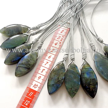 Labradorit navett medál 62 cm dupla viaszolt szálon Labradorit navett medál 62 cm dupla viaszolt szálon