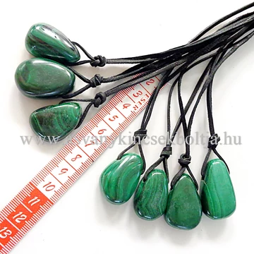 Malachit fúrt medál 50 cm  bőrszálon Malachit fúrt medál 50 cm  bőrszálon