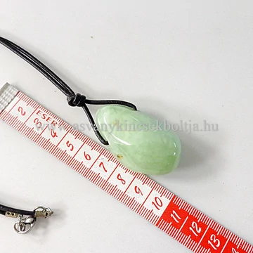 Prehnit egyedi fúrt nagy medál 50 cm erős hengerbőrön Prehnit egyedi fúrt nagy medál 50 cm erős hengerbőrön