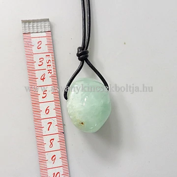 Prehnit egyedi fúrt medál 50 cm erős hengerbőrön