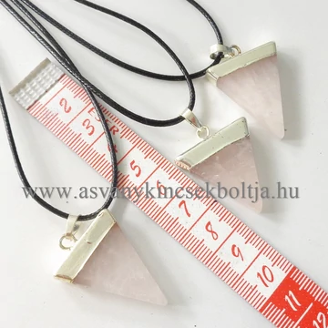 Rózsakvarc háromszög medál 45 cm viaszolt szálon Rózsakvarc háromszög medál 45 cm viaszolt szálon
